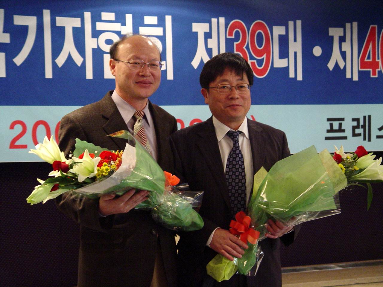 이취임식을 마친 이상기 전 회장(사진 오른쪽)과 정일용 신임 회장.